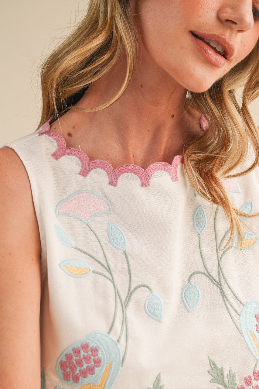 &merci Women's Off White Floral Embroidery Scalloped Tank