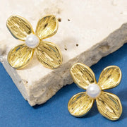 The Looks by Fame Pearl Stud 4 Petal Flower Stud Earrings