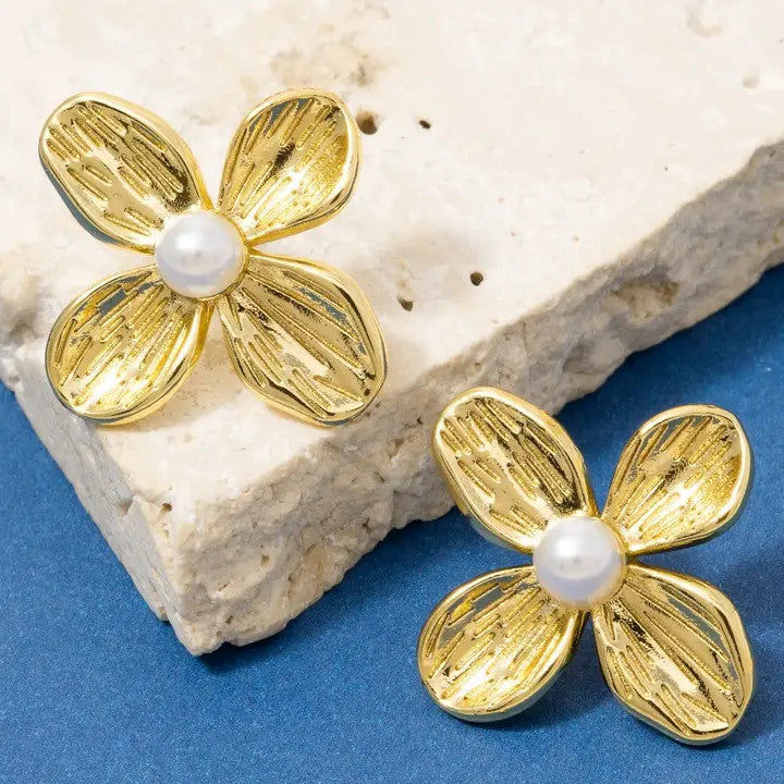 The Looks by Fame Pearl Stud 4 Petal Flower Stud Earrings