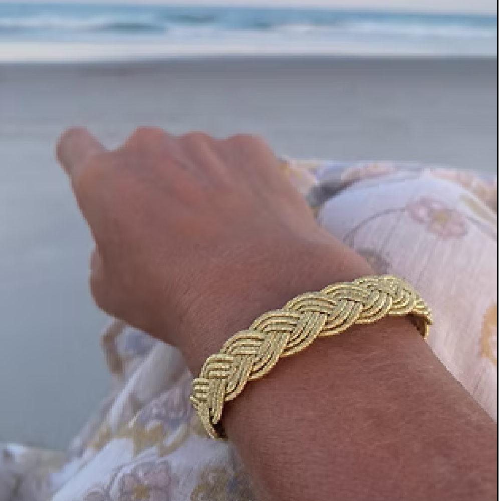 The Heart Knot Gold Interlace Bracelet